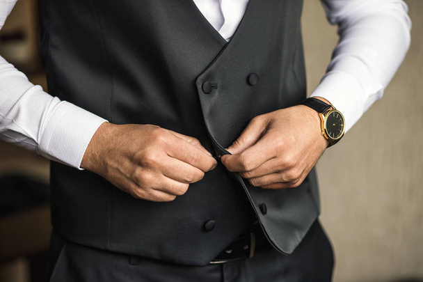 İş adamı ceket giyiyor, erkek eli kapalı, damat düğün töreninden önce hazırlanıyor. - Fotoğraf, Görsel