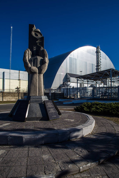 チェルノブイリ原発事故は記念碑とチェルノブイリの新しい安全な閉じ込め  - 写真・画像