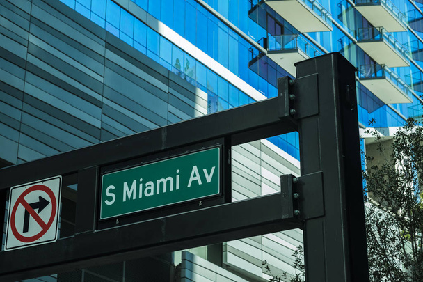 Cityscape downtown Miami yakınındaki popüler Brickell çevrenin işareti görünümü. - Fotoğraf, Görsel