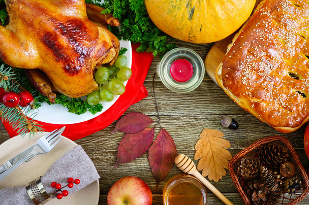 Uroczysty obiad dla Dziękczynienia. Tradycyjne potrawy Dziękczynienia: Turcja, pumpkin pie na świątecznym stole. Widok z góry - Zdjęcie, obraz