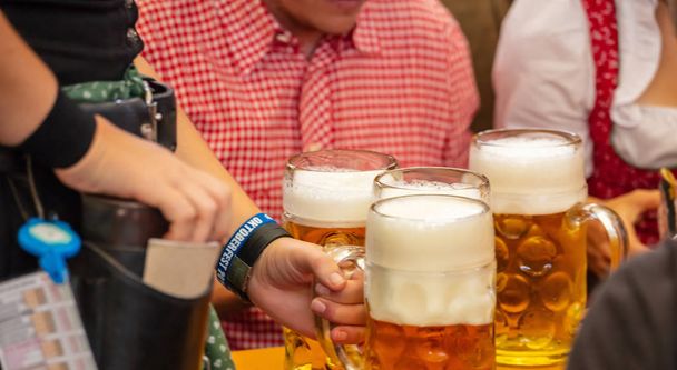 oktoberfest, München, Deutschland. Kellnerin serviert Bier, Nahaufnahme - Foto, Bild