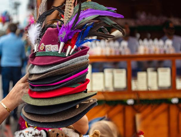 Pila di cappelli tirolesi tradizionali con piume, Oktoberfest, Monaco di Baviera, Baviera
 - Foto, immagini