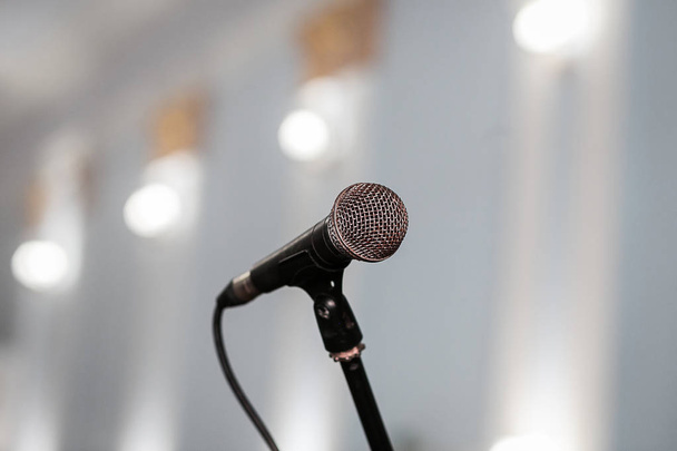 Um microfone no palco em uma sala de concertos ou bar americano (restaurante) durante um show
.  - Foto, Imagem