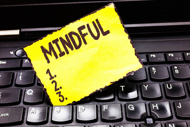 Слово письма текст Mindful. Концепція бізнесу для свідомого відомо про те, що згідне робити медитації похилій - Фото, зображення