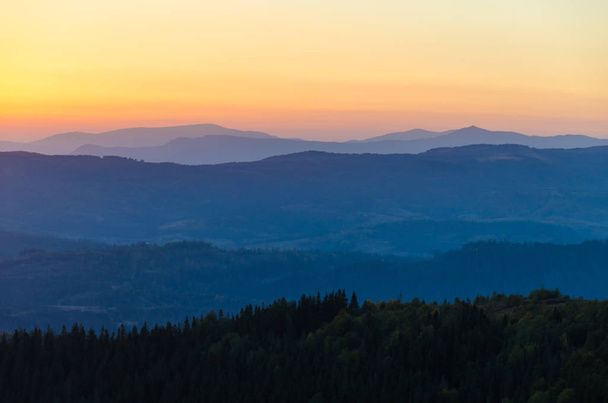 Sunset in the Carpathian Mountains in the autumn season - Foto, Bild