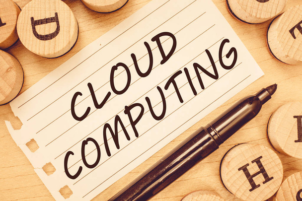 Kelime yazma metni Cloud Computing. İnternet 'te sunulan uzak sunucu ağının kullanılması için iş kavramı - Fotoğraf, Görsel