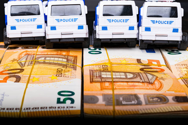 Corruzione della polizia in denaro. Auto della polizia in euro. Crisi del denaro, corruzione e concetto di corruzione
 - Foto, immagini