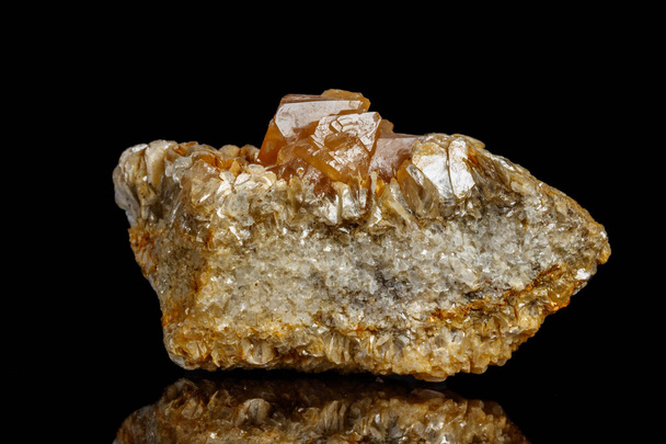 Macro Mineral Stone Sheelit на черном фоне крупным планом
 - Фото, изображение