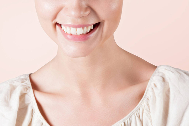Νεαρή γυναίκα χαμογελαστή με γκρο πλαν καθαρό τέλειο δέρμα. Ανώνυμος ομορφιά πορτραίτου - Φωτογραφία, εικόνα