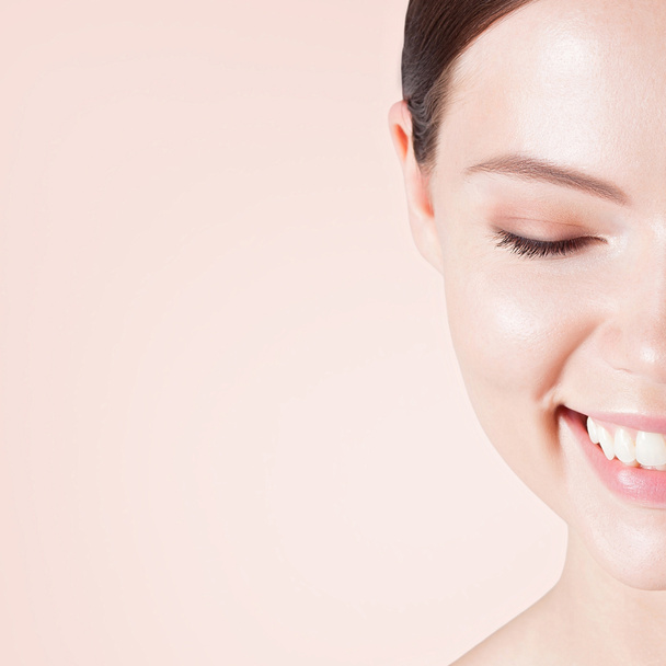 Giovane donna sorridente con la pelle pulita perfetta primo piano. Ritratto bellezza
 - Foto, immagini