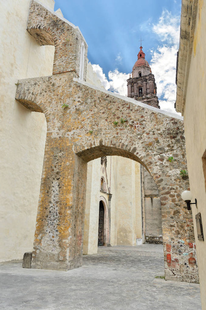 2017 地震、仮定のメアリーのクエルナバカ、修道院の側のドアの部分前に、クエルナバカ大聖堂は 16 世紀初頭の修道院の一つ - 写真・画像