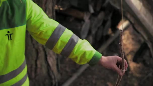 Baumpfleger bereitet sich darauf vor, das Seil zu spannen - Filmmaterial, Video