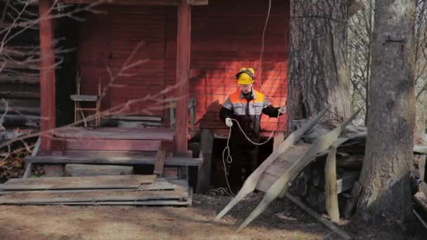 Baumpfleger bereitet sich darauf vor, das Seil zu spannen - Filmmaterial, Video