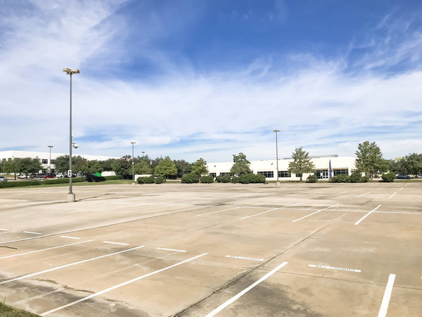 leere große Büroparkplätze im Gewerbepark in Amerika. wolkenblauer Himmel Hintergrund. - Foto, Bild