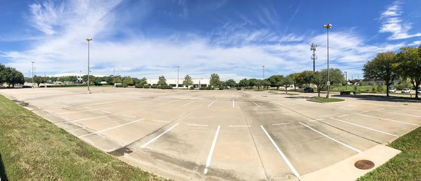 Widok na panoramę puste parkingi duże biuro biznes Park w Ameryce. Chmura niebieski niebo tło. - Zdjęcie, obraz