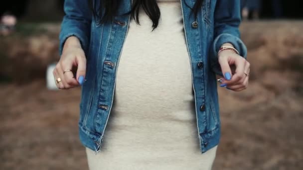 Žena dotýká těhotné břicho dělá symbol srdce prsty.  - Záběry, video