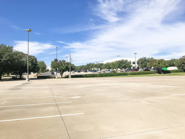 leere große Büroparkplätze im Gewerbepark in Amerika. wolkenblauer Himmel Hintergrund. - Foto, Bild