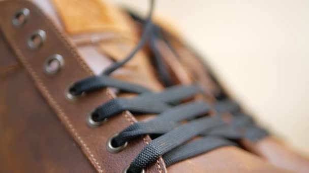 Los hombres moda botas de cuero marrón
 - Imágenes, Vídeo