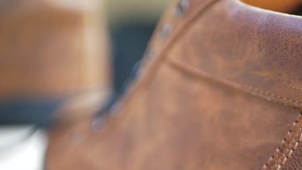Los hombres moda botas de cuero marrón
 - Imágenes, Vídeo