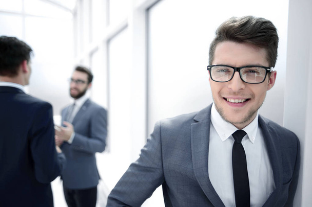 giovane uomo d'affari con gli occhiali in piedi nell'ufficio corridoio
 - Foto, immagini