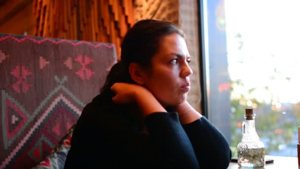 Girl talking in a restaurant waiting for your order - Metraje, vídeo