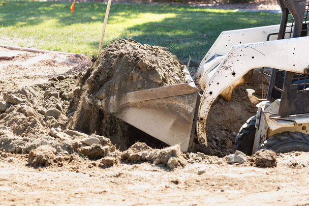 Petit bulldozer creusant dans la cour pour l'installation de piscine - Photo, image