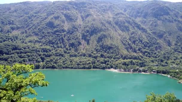 vista aérea da família e amigos com seus filhos em barco de remo se divertindo em belo lago nas férias de verão
 - Filmagem, Vídeo