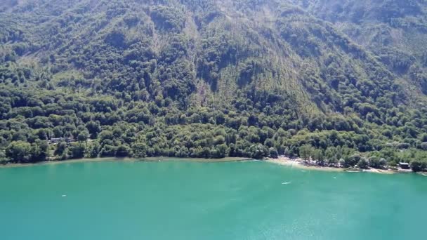 Letecký pohled na rodinu a přátele se svými dětmi na šlapadlo baví na krásné jezero na letní prázdniny - Záběry, video