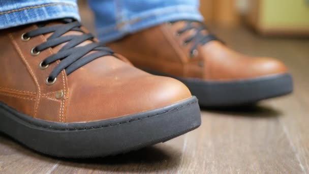 Hombre usar botas de cuero de invierno
 - Imágenes, Vídeo