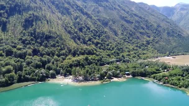 Luftaufnahme von Familie und Freunden mit ihren Kindern auf Tretboot Spaß auf dem schönen See im Sommerurlaub - Filmmaterial, Video
