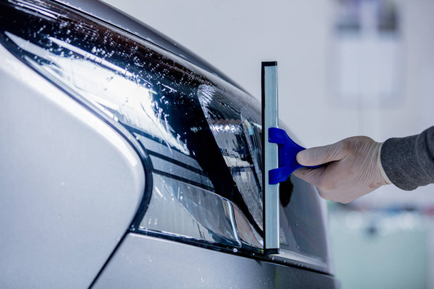 Πλύσιμο ένας προβολέας αυτοκινήτου σε carwash - Φωτογραφία, εικόνα