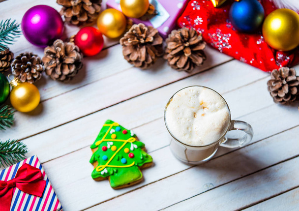 Noel süsleri, kurabiye ve kahve - Fotoğraf, Görsel