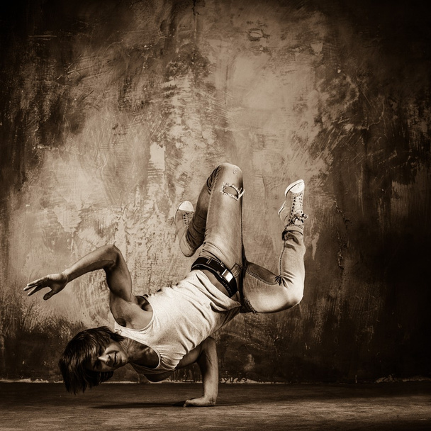 Молодой человек делает акробатические движения
 - Фото, изображение