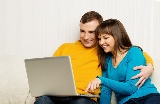 Couple with a laptop - Foto, afbeelding