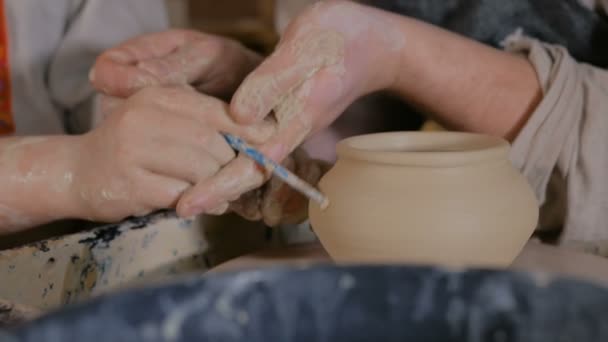 Töpfer zeigt im Töpferatelier, wie man mit Keramik arbeitet - Filmmaterial, Video
