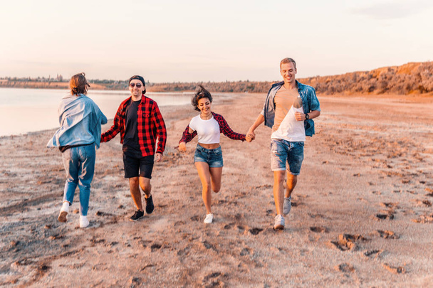 jovens amigos hipster na praia correndo juntos
 - Foto, Imagem