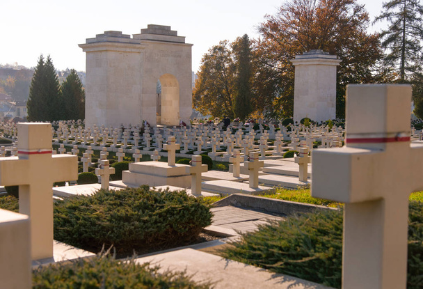 LVIV, UKRAINE - OCTOBER 13, 2018: View of Polish military cemetery (Cmentarz Orlat) in Lychakiv Cemetery in Lviv city, Ukraine - Foto, afbeelding