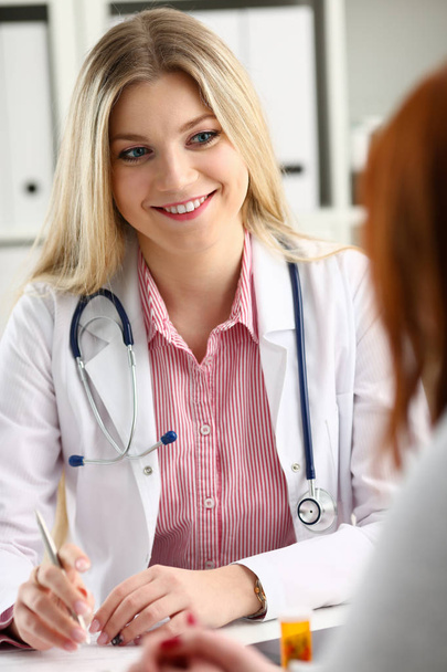 Sorrindo bela médica medicina feminina explicar o diagnóstico
 - Foto, Imagem