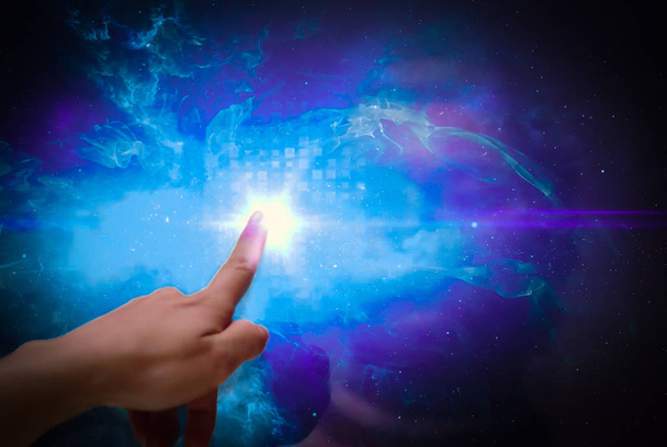 Індексний палець торкається сенсорного екрану і створює світлові та космічні ефекти
. - Фото, зображення