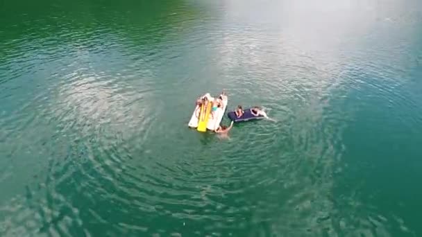 Αεροφωτογραφία του οικογένεια και τους φίλους με τα παιδιά τους στο κουπί βάρκα έχοντας διασκέδαση στην πανέμορφη λίμνη στις καλοκαιρινές διακοπές - Πλάνα, βίντεο