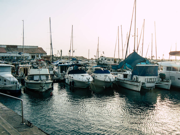 Тель-Авив Яфо Израиль Октябрь 25, 2018 Вид на лодки в порту Старый Яффо, один из старейших известных портов в мире, расположенный в южной части Тель-Авива во второй половине дня
 - Фото, изображение