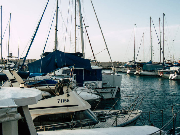 Тель-Авив Яфо Израиль Октябрь 25, 2018 Вид на лодки в порту Старый Яффо, один из старейших известных портов в мире, расположенный в южной части Тель-Авива во второй половине дня
 - Фото, изображение