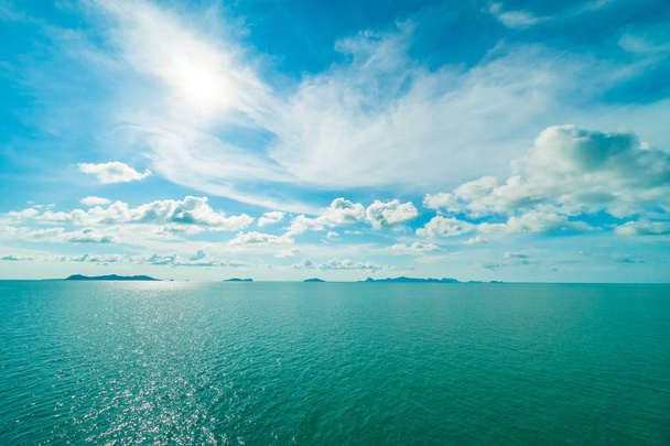青い空や海、または背景の海に美しい白い雲 - 写真・画像