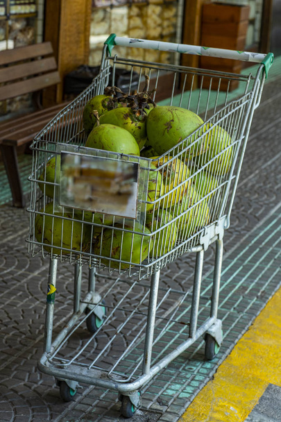 Coco verde. Pila de agua de coco verde para la venta en el mercado
.  - Foto, imagen