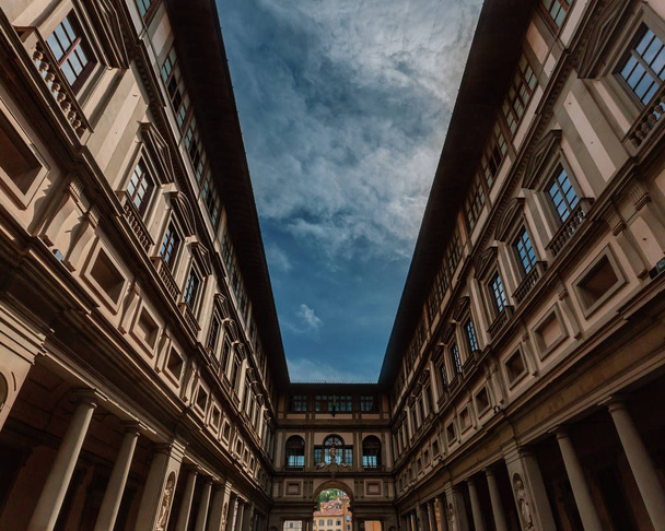 Вид на галерею Уффици в историческом центре Флоренции, Италия
 - Фото, изображение
