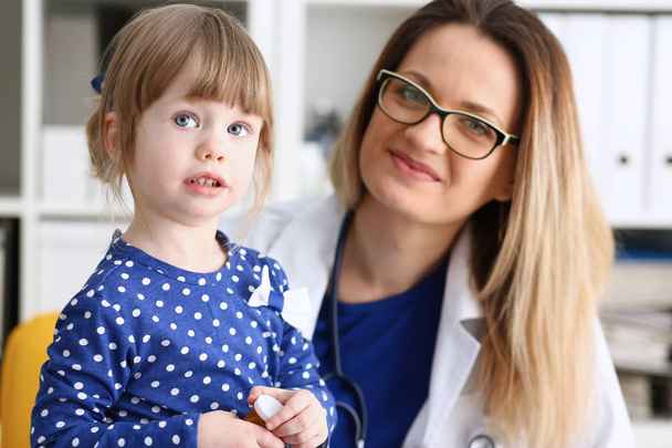 Kind mit Mutter beim Kinderarzt-Empfang - Foto, Bild