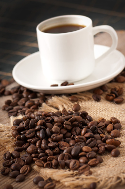 bir fincan kahve ve kahve çekirdekleri görünümünü kapatmak - Fotoğraf, Görsel