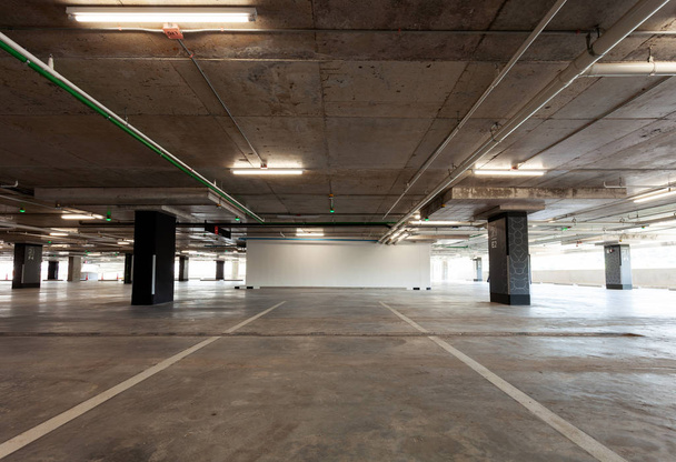 Parkolás a belső garázs, ipari épület, üres underground belső, lakásban vagy szupermarketben. - Fotó, kép