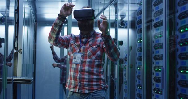Homme utilisant des lunettes VR dans le centre de données
 - Photo, image