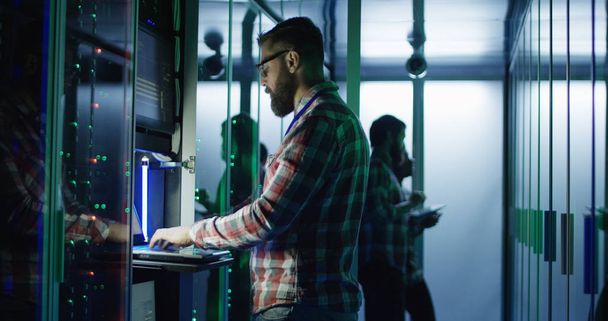 Hombres coworking en la moderna sala de servidores del centro de datos
 - Foto, Imagen
